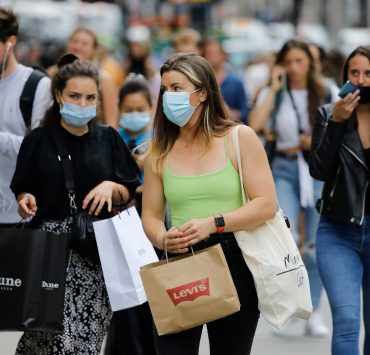 "الموجة الثانية لكورونا".. علماء يؤكدون: ما زلنا في الأولى