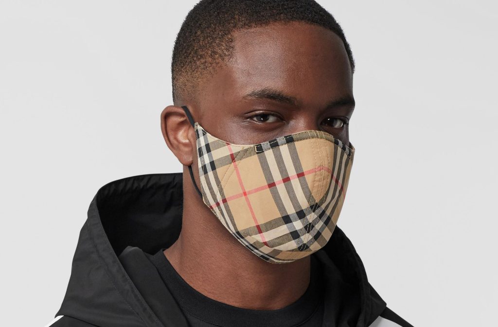 Burberry تصدر قناعاً طبياً لمحاربة كورونا