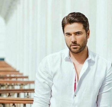 لفتة إنسانية بين أحمد عز ولطفي لبيب عقب عرض “علاء الدين”