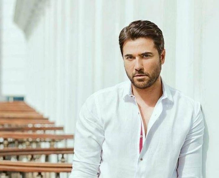 لفتة إنسانية بين أحمد عز ولطفي لبيب عقب عرض “علاء الدين”