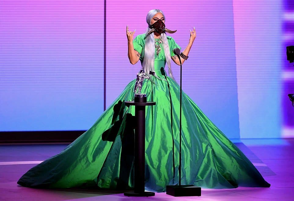 ليدي غاغا تحقق رقماً قياسياً في عدد الإطلالات التي ظهرت بها خلال حفلVMA MTV music TV awards