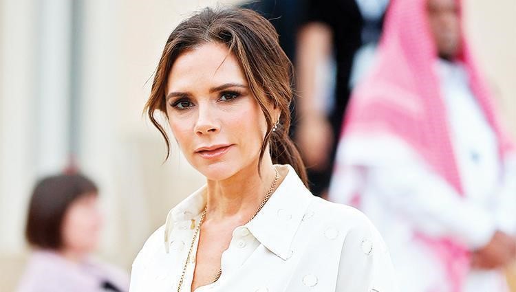 فيكتوريا بيكهام تتألق فى كواليس استعدادها لأسبوع الموضة بلندن LFW