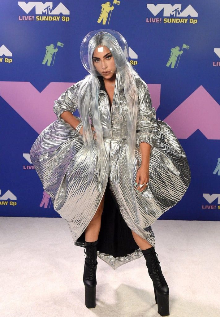 ليدي غاغا تحقق رقماً قياسياً في عدد الإطلالات التي ظهرت بها خلال حفلVMA MTV music TV awards