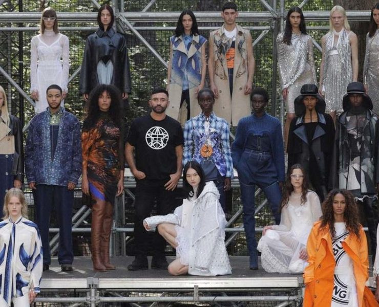بعرض يجمع بين الأزياء والفن Burberry تفتتح أسبوع الموضة فى لندن لربيع 2021