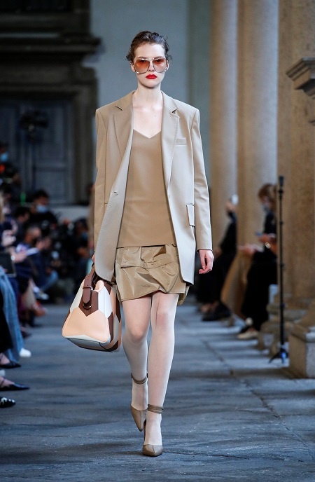 ماكس مارا تقدم عرضا على طريقة عصر النهضة بأسبوع الموضة فى ميلانو لربيع 2021