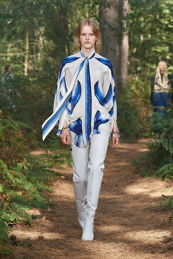 بعرض يجمع بين الأزياء والفن Burberry تفتتح أسبوع الموضة فى لندن لربيع 2021