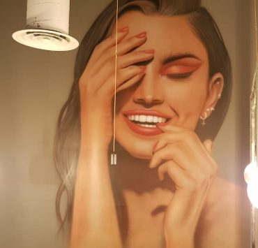 حافظ الرضي يزين مقهى في الإحساء ببورتريه رائع من بويا السيارات