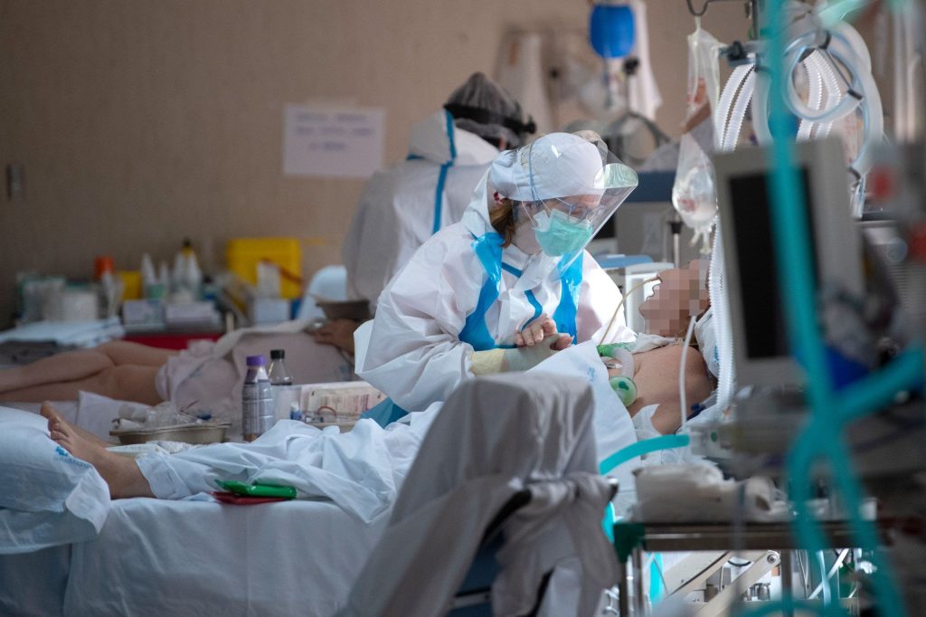 علاج جديد و رخيص يحد من وفيات كوفيد 19