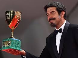 فيلم "نومادلاند" يفوز بجائزة الأسد الذهبي بمهرجان البندقية السينمائي