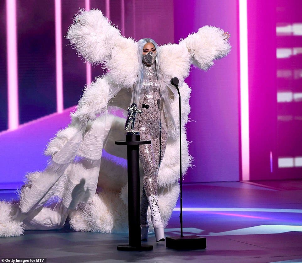 ليدي غاغا تحقق رقماً قياسياً في عدد الإطلالات التي ظهرت بها خلال حفلVMA MTV music TV awards