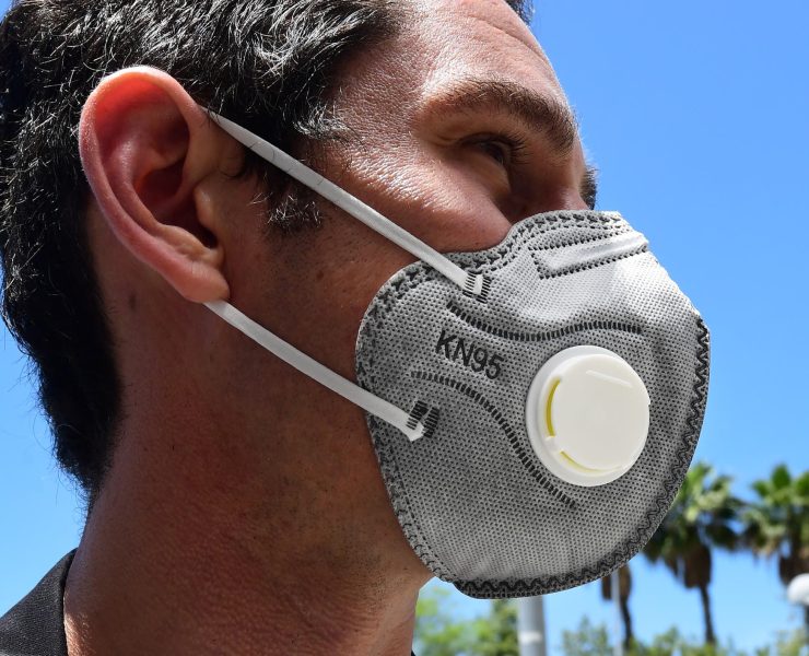 درع الوجه والكمامة المزودة بصمام لا يمنعان انتقال كورونا