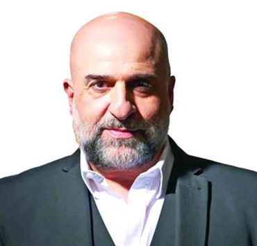 النجم الكوميدي البريطاني أوميد جليلي لمرة واحدة في دبي أوبرا