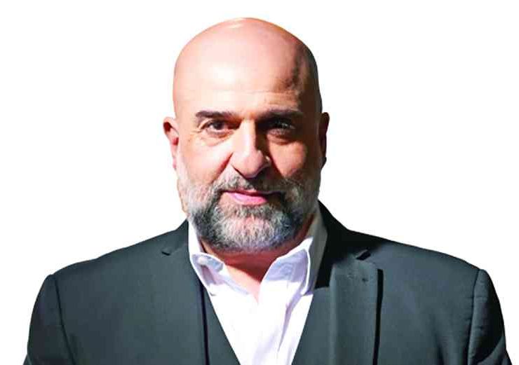 النجم الكوميدي البريطاني أوميد جليلي لمرة واحدة في دبي أوبرا