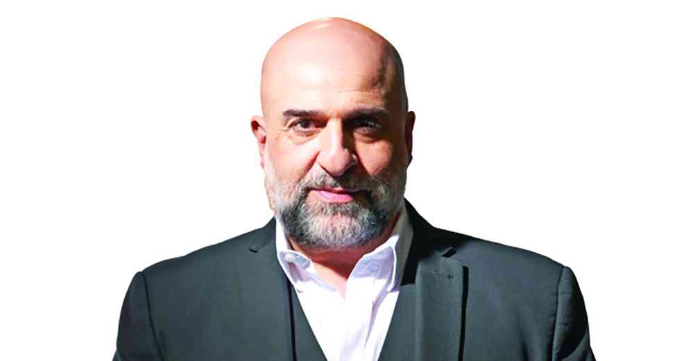 النجم الكوميدي البريطاني أوميد جليلي لمرة واحدة في دبي أوبرا