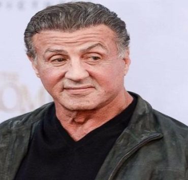 ستالون يسخر من مجسم لرأسه المحمول على عصا في الكواليس