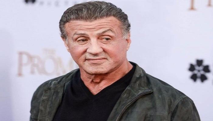 ستالون يسخر من مجسم لرأسه المحمول على عصا في الكواليس