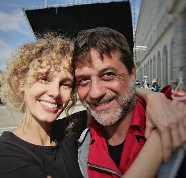 نجوم مسلسل La Casa De Papel يرفعون شعار أعداء في الحبكة وأصدقاء في الواقع