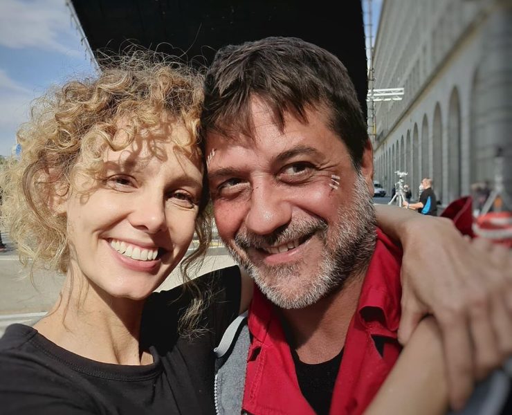 نجوم مسلسل La Casa De Papel يرفعون شعار أعداء في الحبكة وأصدقاء في الواقع