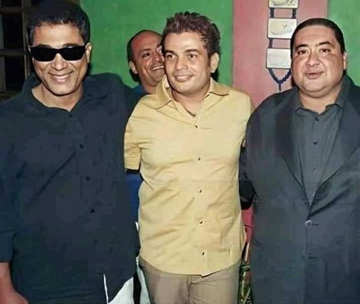 في عيد ميلاد الهضبة : 10 صورة نادرة من حياة النجم عمرو دياب