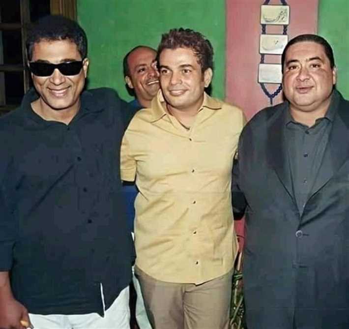 في عيد ميلاد الهضبة : 10 صورة نادرة من حياة النجم عمرو دياب