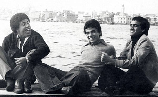 في عيد ميلاد الهضبة : 10 صورة نادرة من حياة النجم عمرو دياب