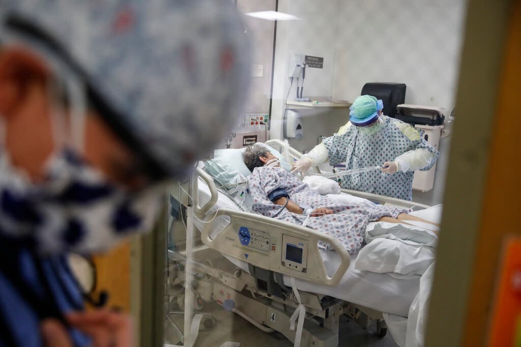 أطباء يكتشفون أعراضاً جديدة لـ"كورونا".. تعرَّف عليها