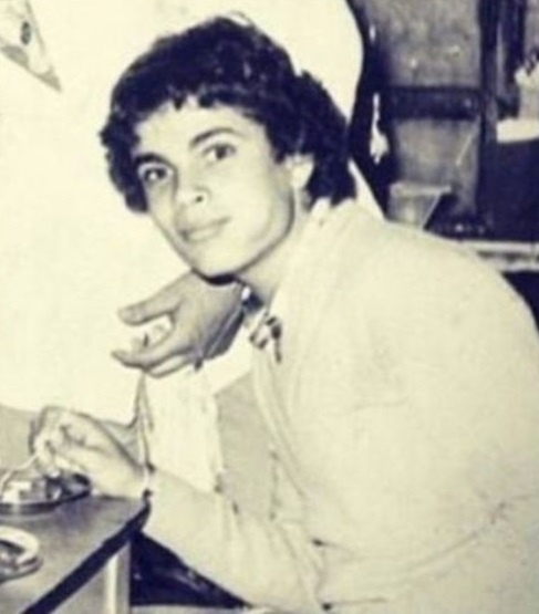 في عيد ميلاد الهضبة : 10 صورة نادرة من حياة النجم عمرو دياب
