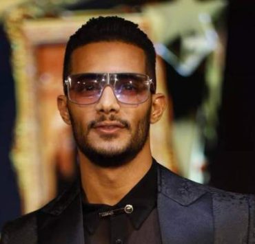 محمد رمضان يثير الجدل بـ تمثال "النمبر 1" في دبي