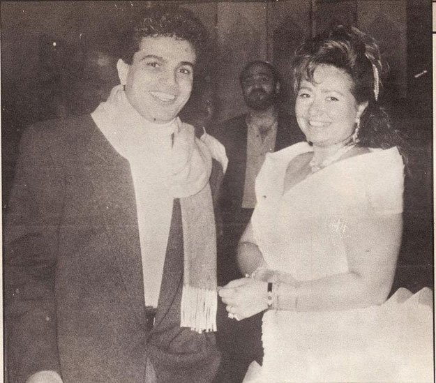 في عيد ميلاد الهضبة : 10 صورة نادرة من حياة النجم عمرو دياب
