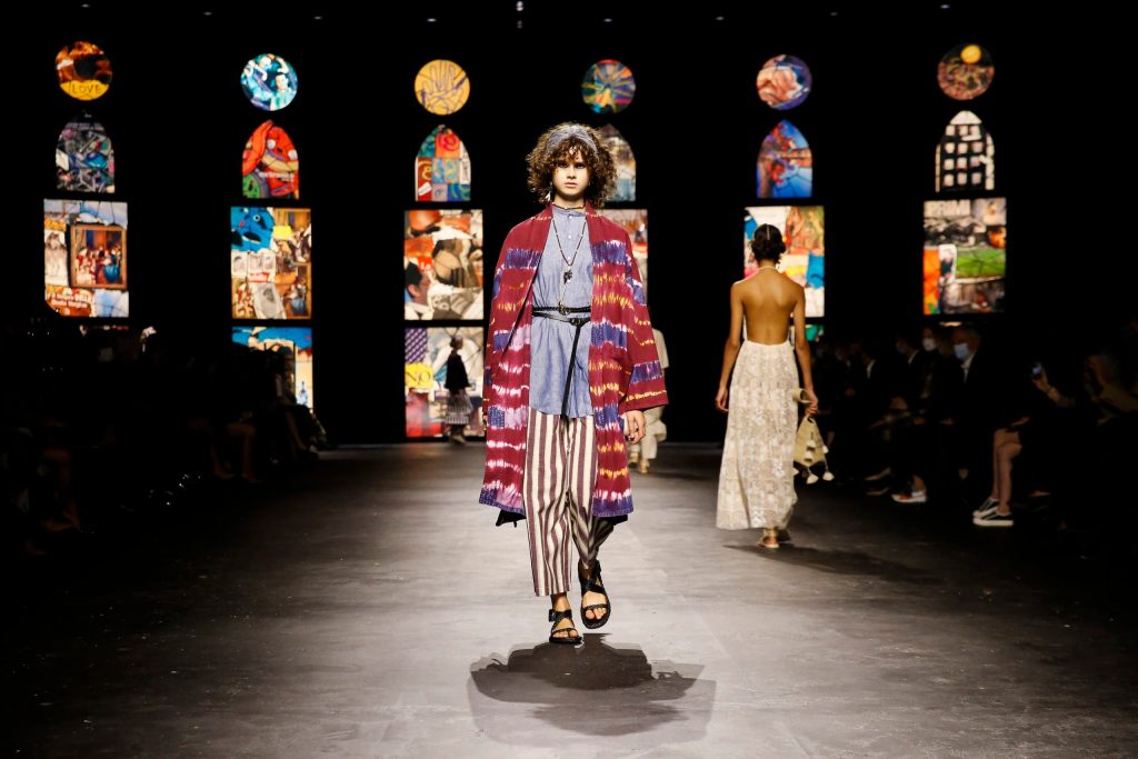 Dior تقدم مجموعتها الجديدة لربيع وصيف2021 على شكل عرض حيّ في حدائق "تويلري" الباريسيّة الشهيرة.