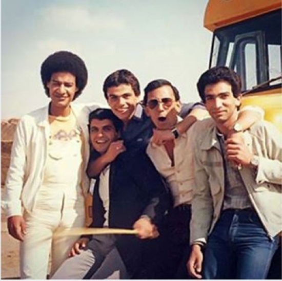 في عيد ميلاد الهضبة : 10 صورة نادرة من حياة النجم عمرو دياب