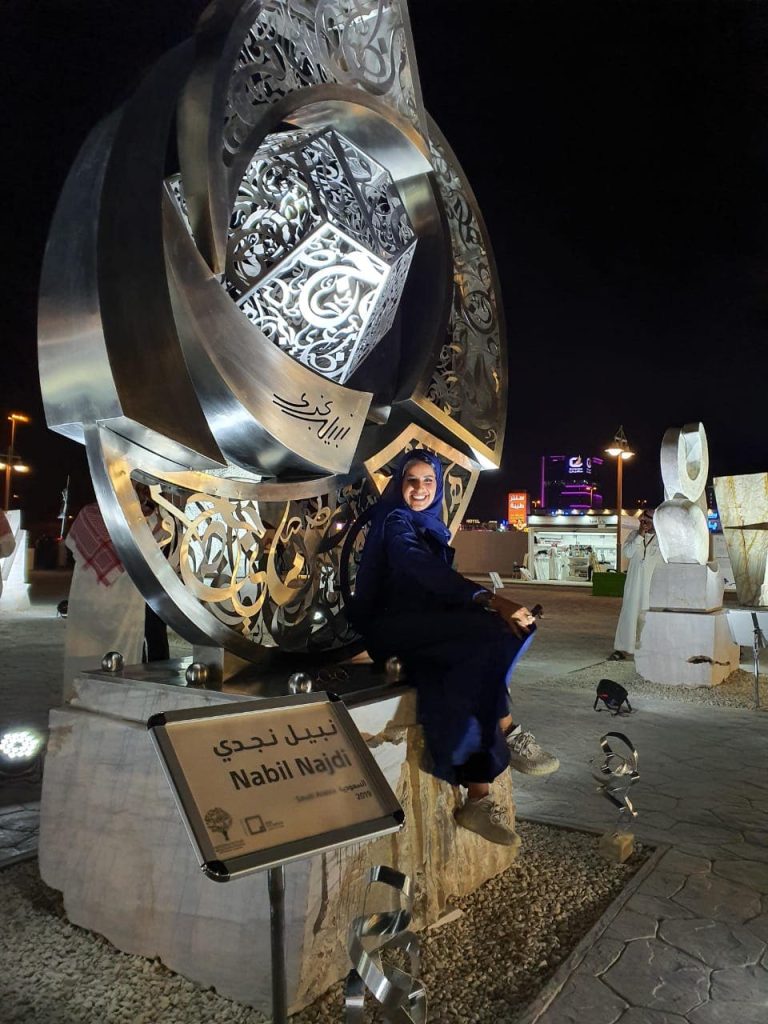 على مدار 40 عاماً نبيل نجدي يزين مداخل مدن المملكة بمنحوتات الحروف العربية..