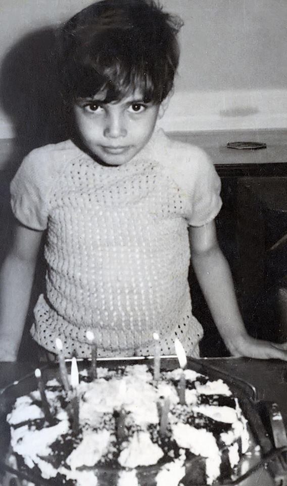 في عيد ميلاد الهضبة : 10 صورة نادرة من حياة النجم عمرو دياب