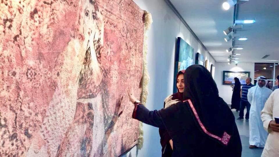 فاطمة النمر تنسج صورة المرأة السعودية على السجاد..