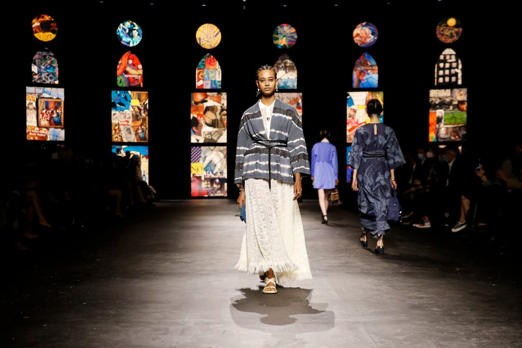 Dior تقدم مجموعتها الجديدة لربيع وصيف2021 على شكل عرض حيّ في حدائق "تويلري" الباريسيّة الشهيرة.