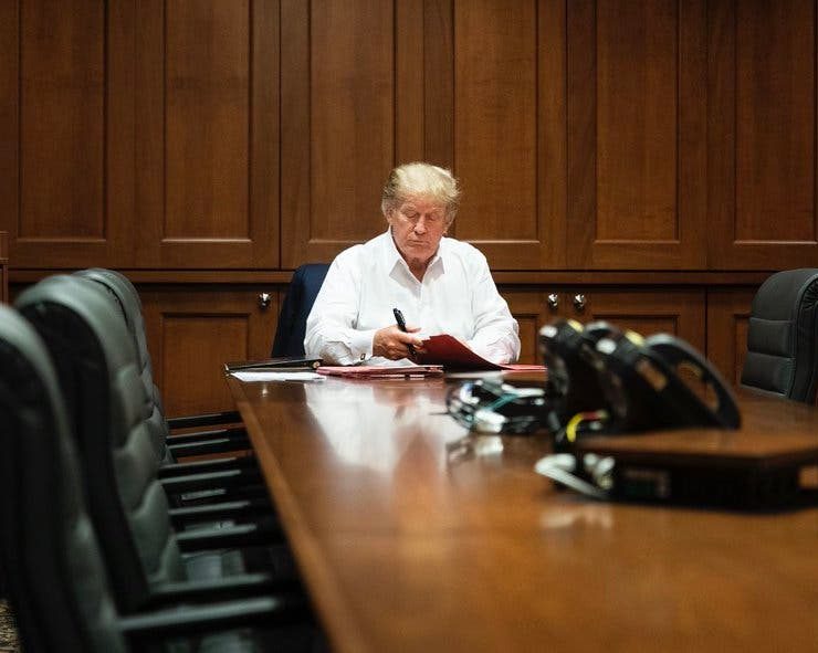 عالم إيطالي ينتقد أمريكا في طريقة علاج الرئيس ترامب