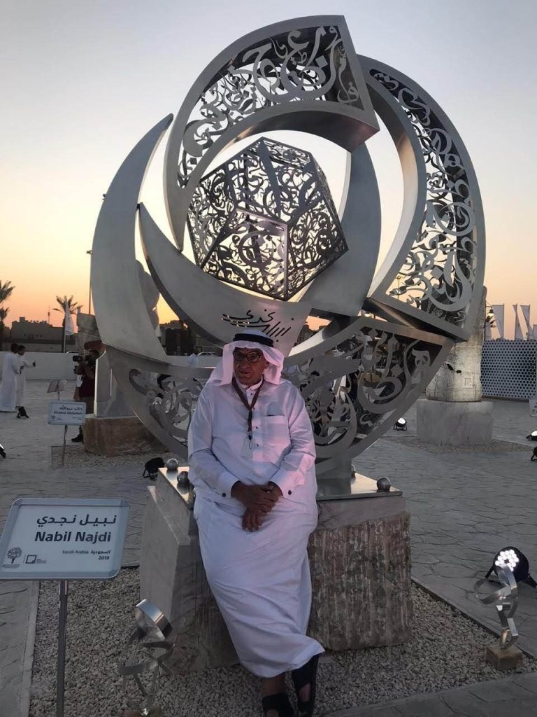 على مدار 40 عاماً نبيل نجدي يزين مداخل مدن المملكة بمنحوتات الحروف العربية..