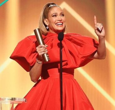 جنيفر لوبيز تتألقت بثوب أحمر من Christian Siriano وحذاء شفاف من Gianvito Rossiفي جائزة People’s Choice Awards