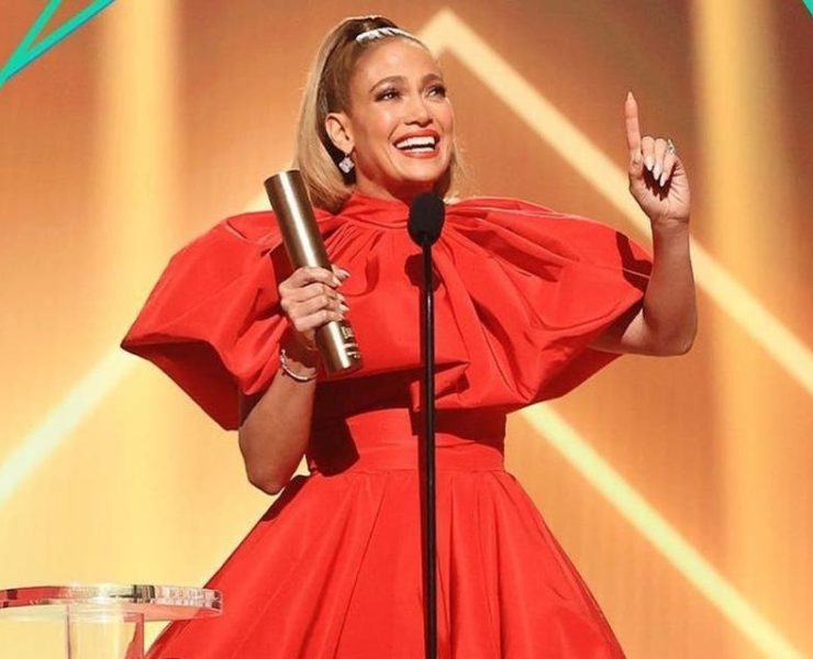 جنيفر لوبيز تتألقت بثوب أحمر من Christian Siriano وحذاء شفاف من Gianvito Rossiفي جائزة People’s Choice Awards