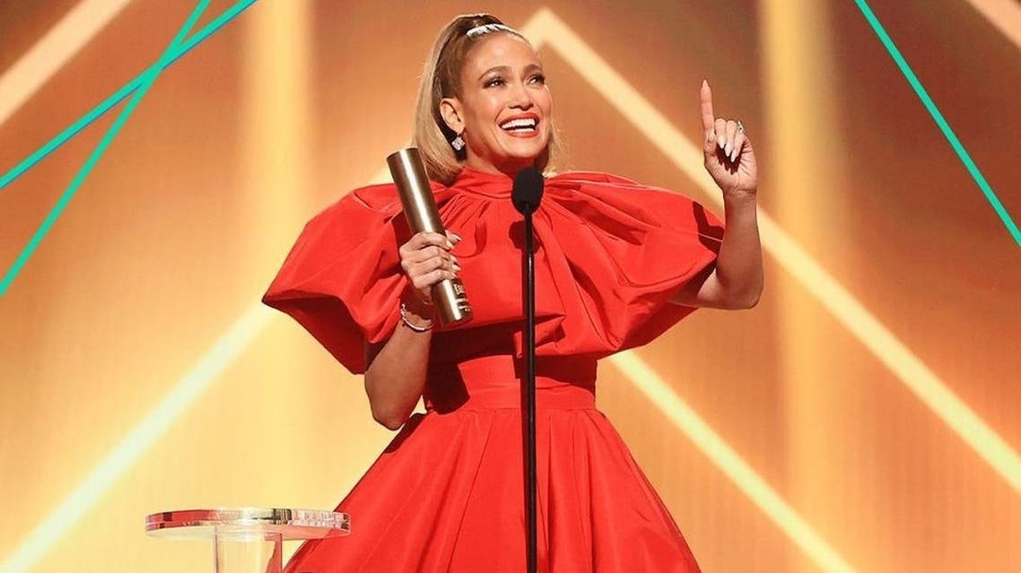 جنيفر لوبيز تتألقت بثوب أحمر من Christian Siriano وحذاء شفاف من Gianvito Rossiفي جائزة People’s Choice Awards