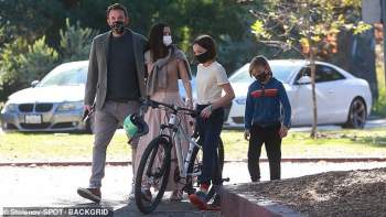 بن افليك يحتفل مع أولاده وحبيبته انا دي ارماس بعيد الشكر _ بالصور