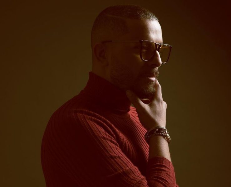 حاتم عمور يغني بثلاث لهجات في "بلا حدود"