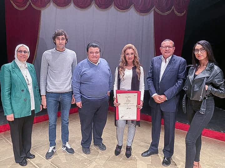 بالصور .. ابنة الفنان الراحل حمدي غيث تتسلم تكريمه فى ختام عرض"سينما مصر"