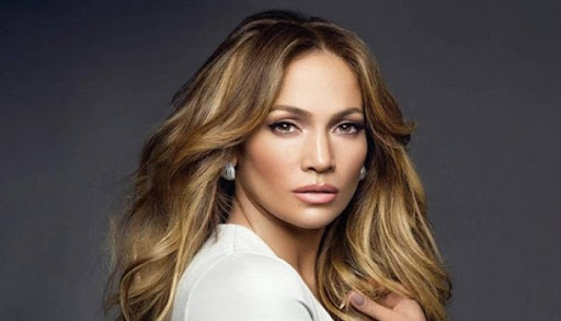 ​جينيفر لوبيز​ تتجرّد من ملابسها تماماً