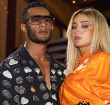 محمد رمضان.. وردة من الذهب لزوجته في عيد زواجهما