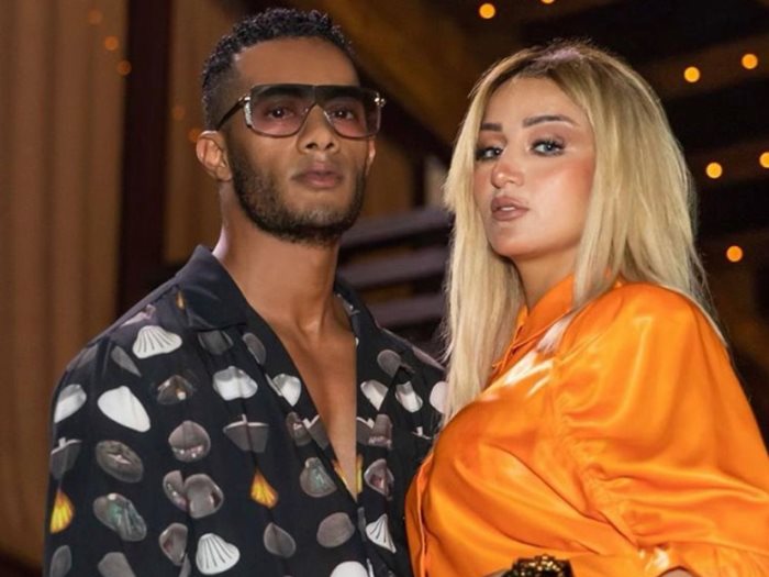 محمد رمضان.. وردة من الذهب لزوجته في عيد زواجهما