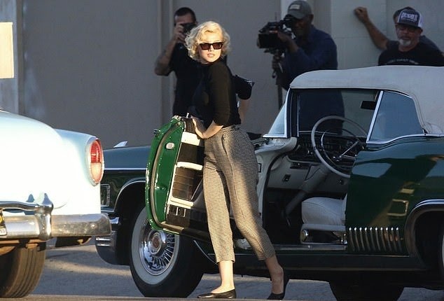 تسريب صور جديدة لـ " آنا دى أرماس" أثناء تجسيدها مارلين مونورو فى فيلم Blonde