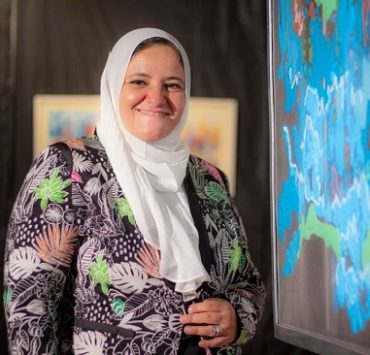 الفنانة التشكيلية هبة رسمت بالإكليريك على السلك وبالظل على الجدران