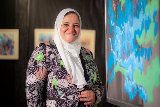 الفنانة التشكيلية هبة رسمت بالإكليريك على السلك وبالظل على الجدران