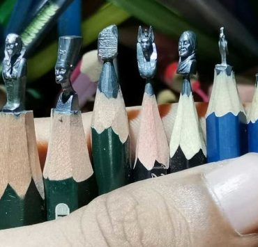 إبراهيم بلال ينحت أبرز الآثار على أقلام الرصاص